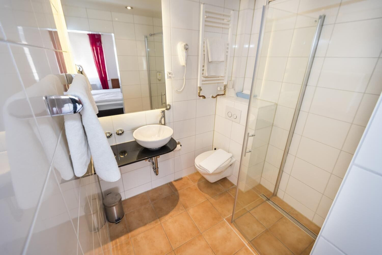 Bathroom 5, Hotel Am Friedensplatz, Stuttgart