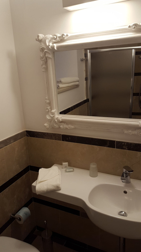 Bathroom 5, Hotel Gargallo, Syracuse
