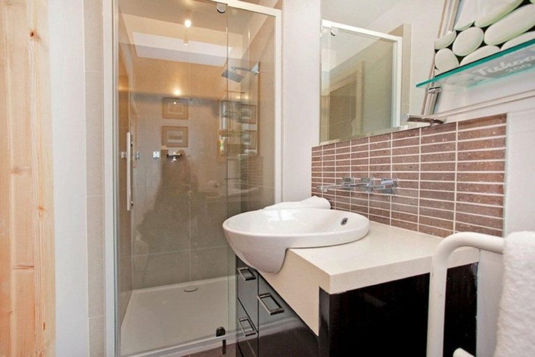 Bathroom 3, Robinson Cottage, Southern Midlands