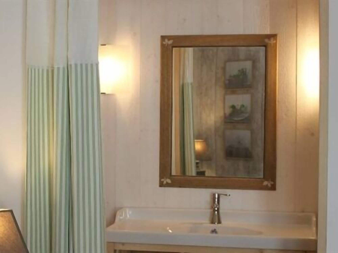 Bathroom 5, Le Presbytère de Sévigny, Ardennes