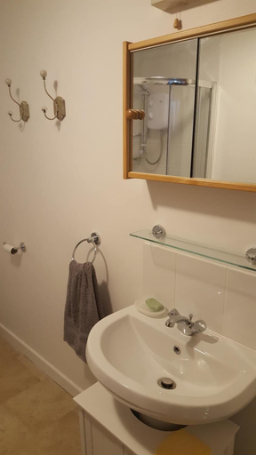 Bathroom 4, Katrina's Apartment Cirencester, Gloucestershire