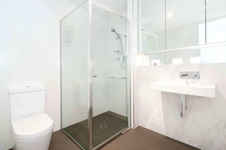 Bathroom, Broadway in Elwood on the Canal, Melbourne