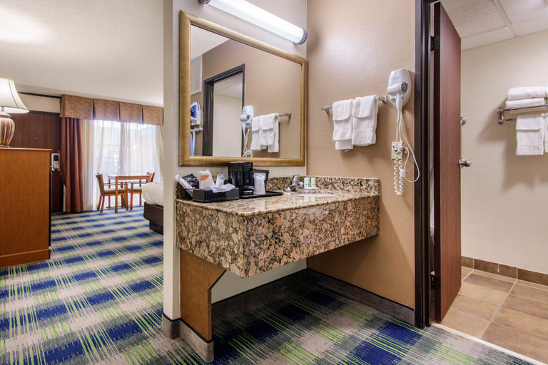 Bathroom 4, Quality Inn Arkansas City North, Cowley