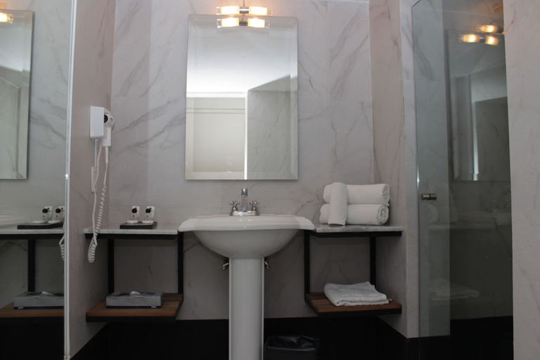 Bathroom 4, Hotel Plaza Revolución, Mexico City