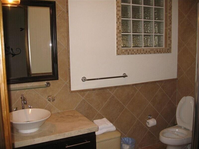 Bathroom, Walking to the Beach Villa