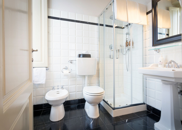 Bathroom 4, Villino Fiorentino, Florence