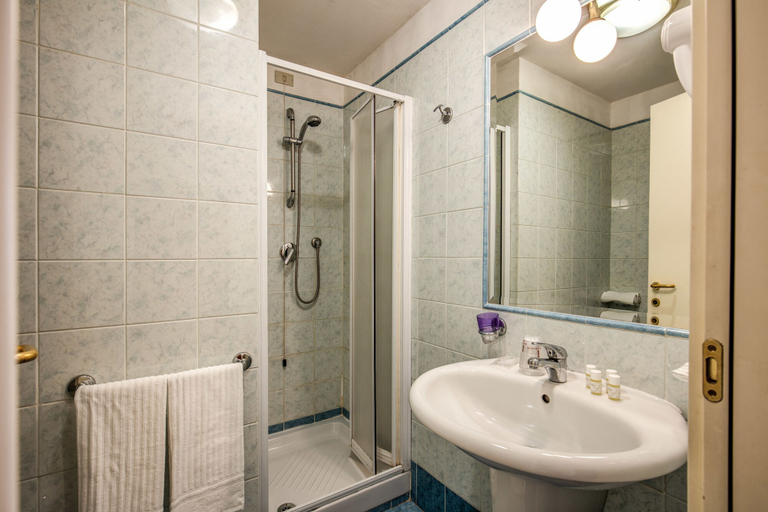 Bathroom 4, Hotel Laura, Roma