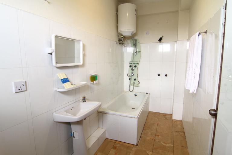 Bathroom 3, Shwe Htee Hotel Yangon, Yangon
