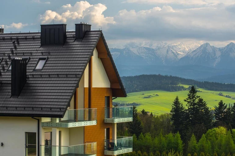 Exterior & Views
