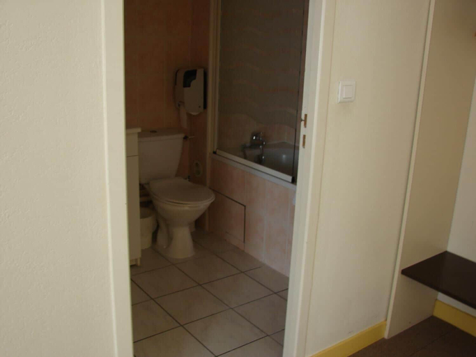 Bathroom 5, Hotel de Paris et des Voyageurs, Drôme