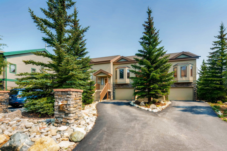 Exterior & Views 2, Lakepointe Court Town Homes by CRMR, Summit