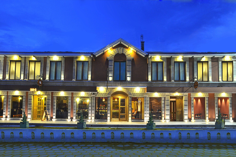 Exterior & Views