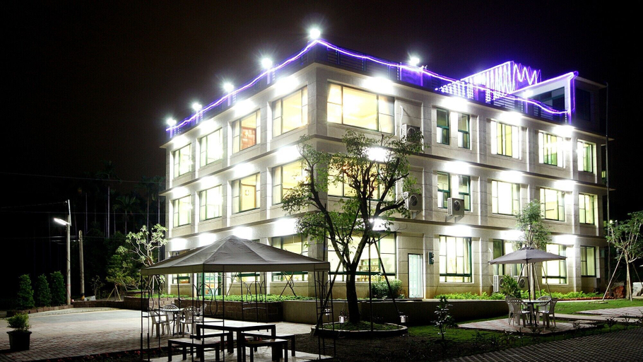 Exterior & Views