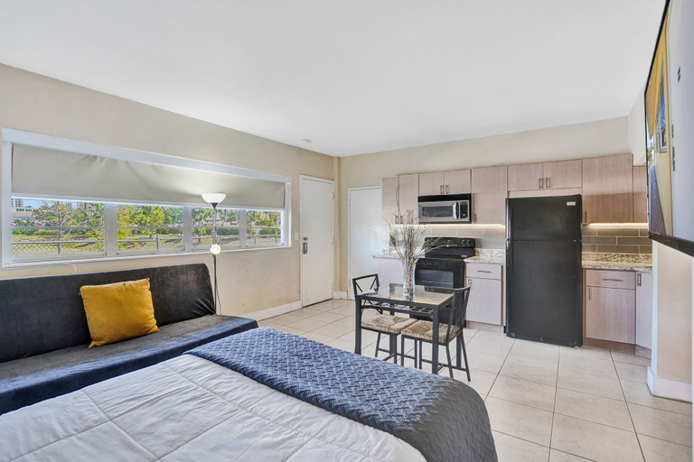 Bedroom 5, Gorgeous River-view Apartment Hallandale Beach :), Broward