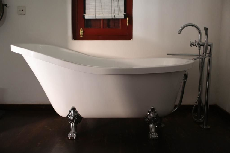 Bathroom 3, Royal Bar & Hotel, K.F.G. & G. Korale