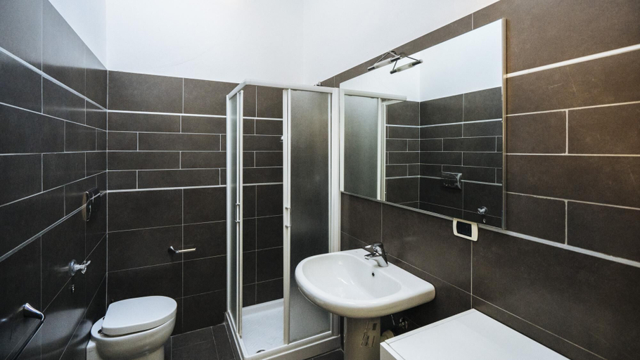 Bathroom 5, Viale Hambury 51, Savona