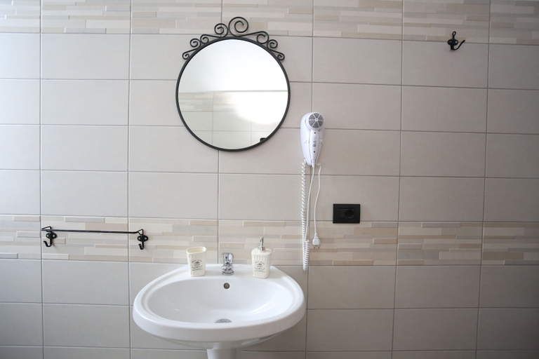 Bathroom 5, Le Mura Antiche, Napoli