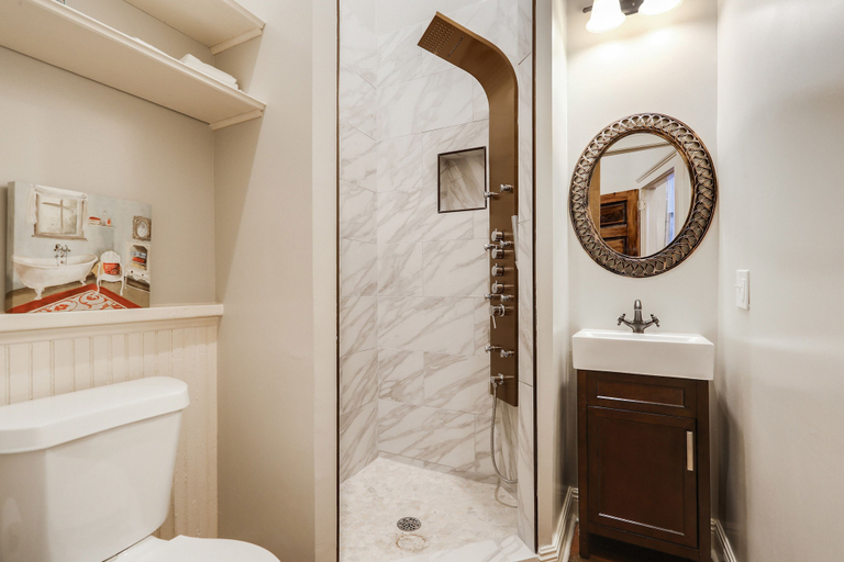 Bathroom 3, 2 Bedroom - 2038, Orleans