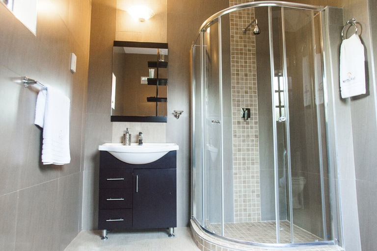 Bathroom 4, Motsamai Lodge, Bulawayo