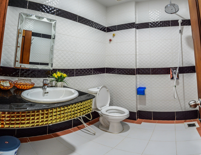 Bathroom 4, Kheang Oudom Hotel, Moung Ruessei