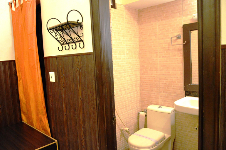 Bathroom 4, La Casa, Hardwar