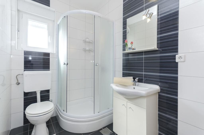 Bathroom 3, Apartmani Marinović - Vodice, Vodice