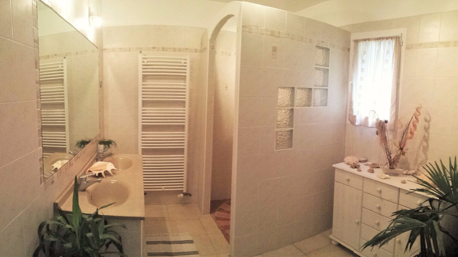 Bathroom 5, Autour du Hamac, Haute-Corse