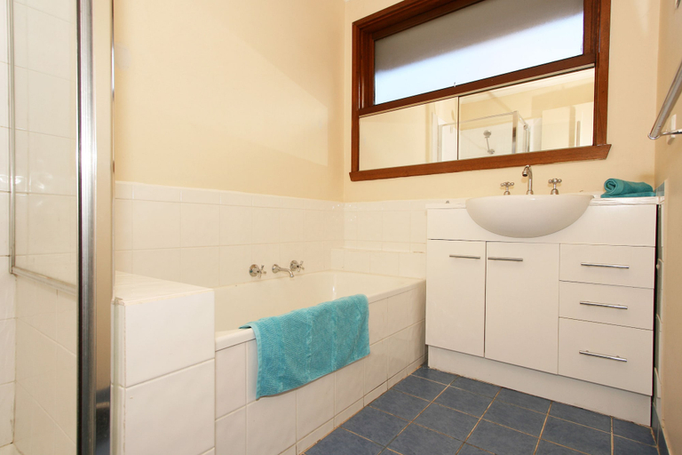 Bathroom 4, 40 Thames Holiday Unit, Melbourne