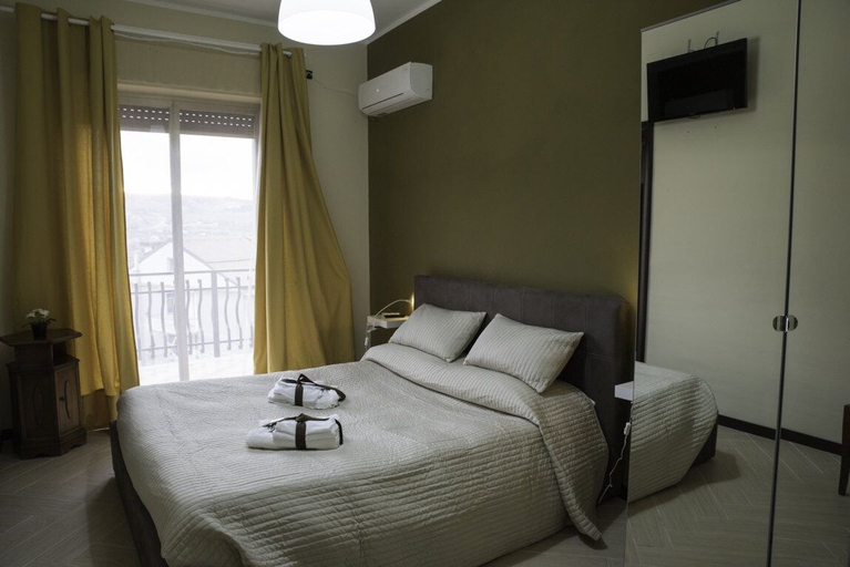 Bedroom 3, Il Centro Short Lets, Enna