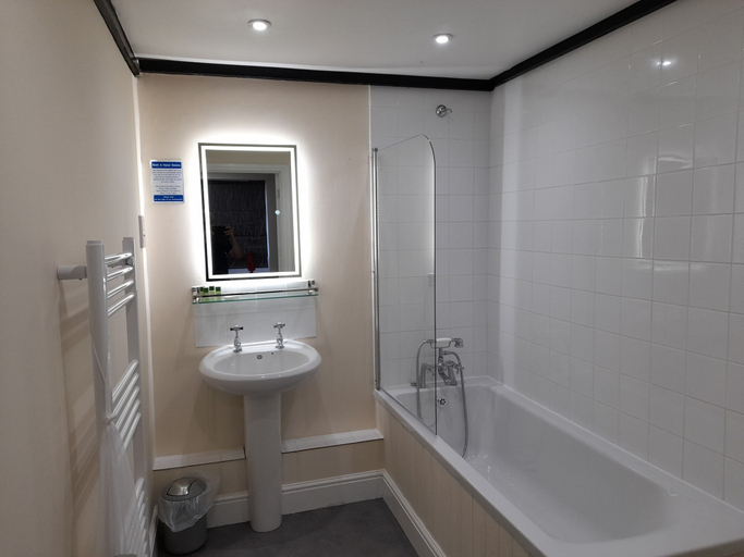 Bathroom 5, The George and Dragon Inn, Suffolk