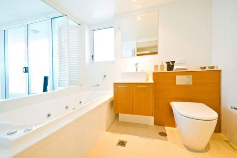 Bathroom 5, Lanai Riverside Apartments, Mackay - Pt A