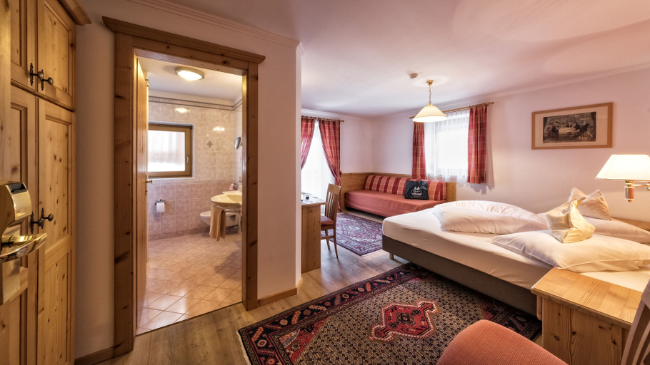 Bedroom 2, Hotel Mirabel, Bolzano