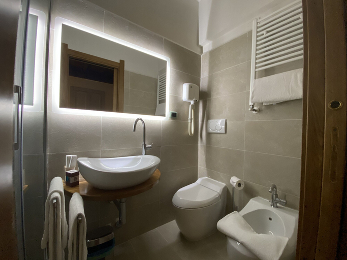 Bathroom 3, Condotti Rooms, Rome