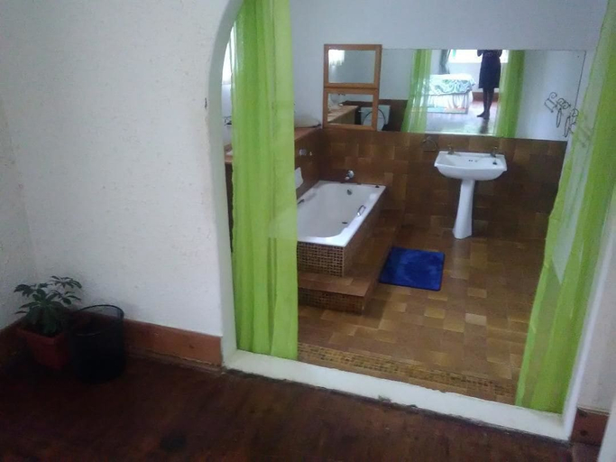 Bathroom 3, Breeze Guest House, Bulawayo