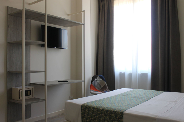 Bedroom 4, Lake Garda Beach Hostel, Brescia
