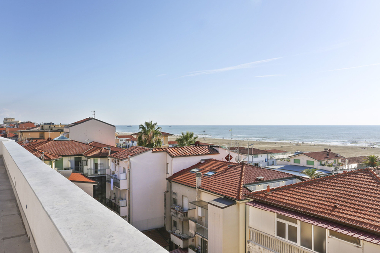 Exterior & Views 12