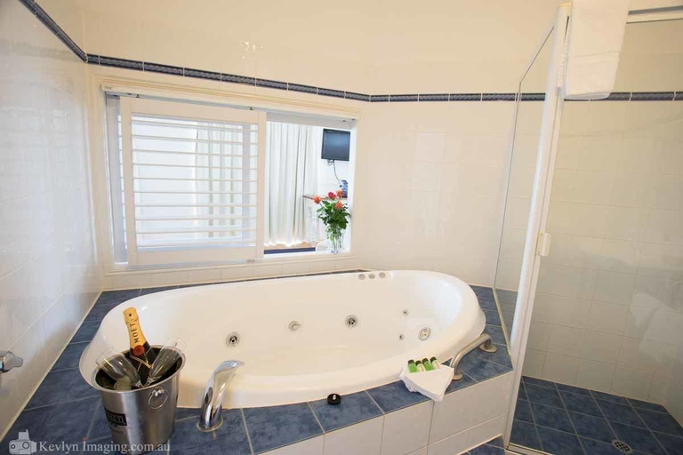 Bathroom 4, Eagle Heights Mountain Hotel, Tamborine Mountain