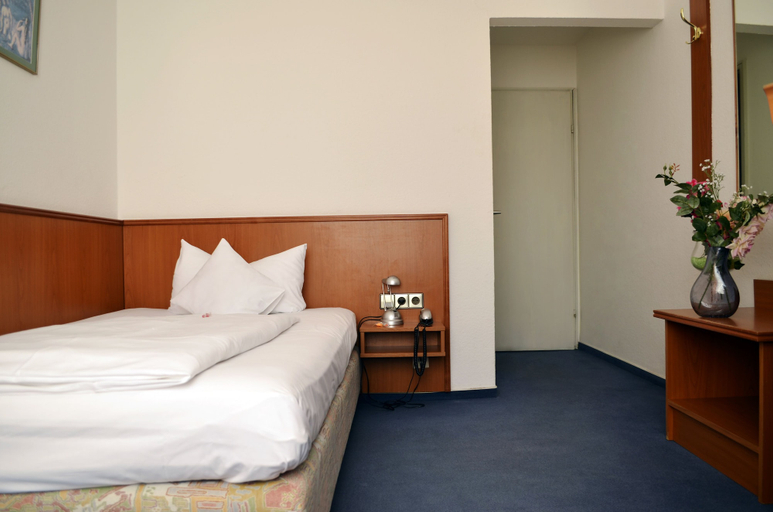 Bedroom 4, Hotel Astoria, Karlsruhe