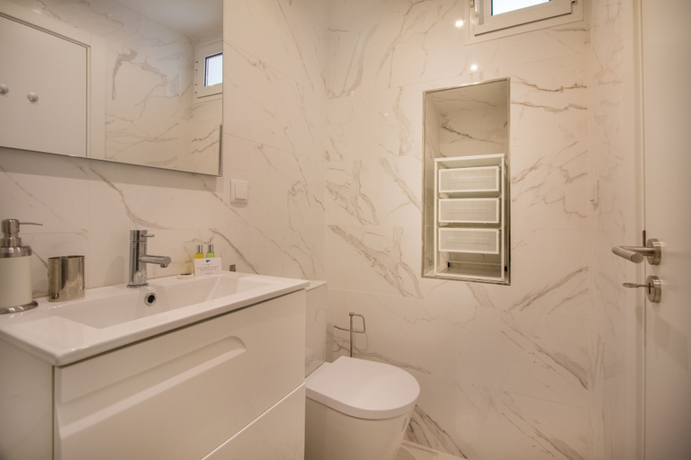 Bathroom 4, Bica Historical Tram Apartment, Lisbon