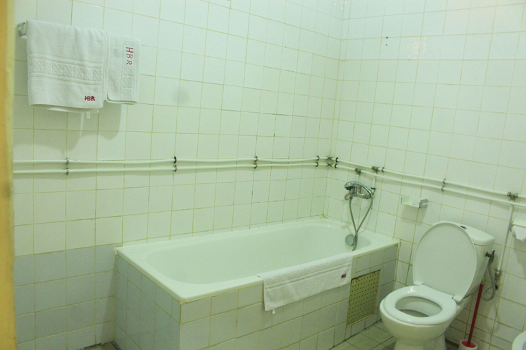 Bathroom 3, Hôtel Beau Rivage, Wouri
