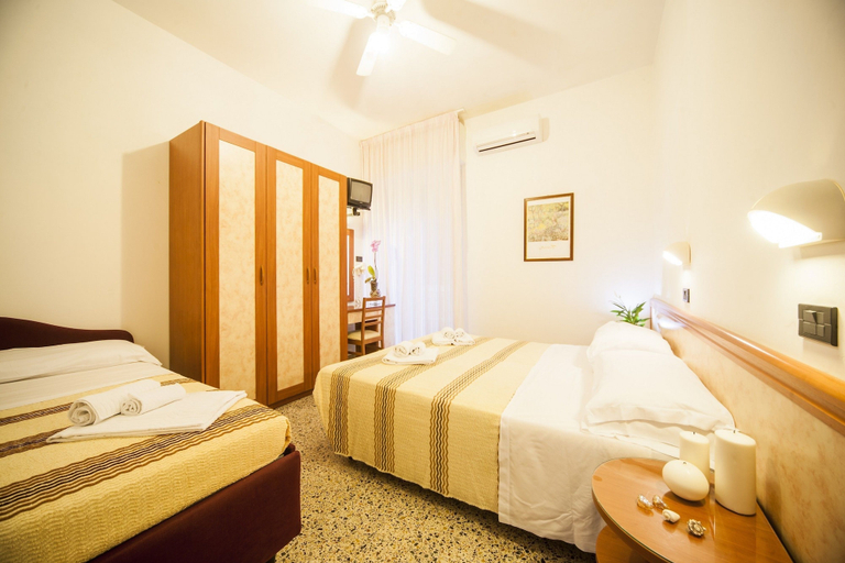 Bedroom 4, Hotel Lily, Rimini