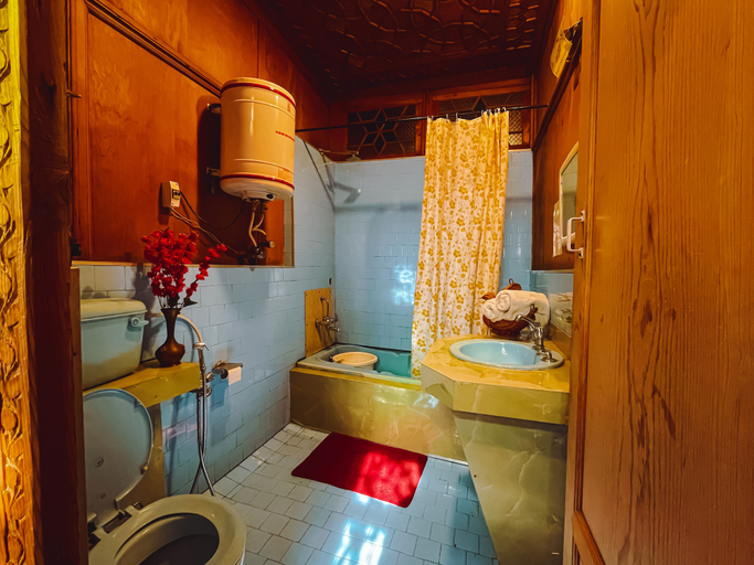 Bathroom, Gemini Group Of Houseboats, Srinagar