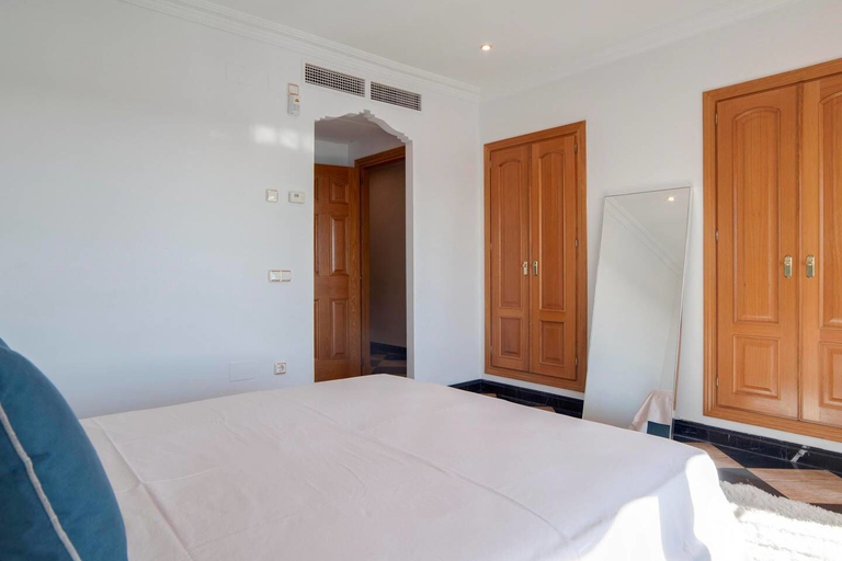 Bedroom 3, InstaStay Front line Harbor Apartment, Málaga