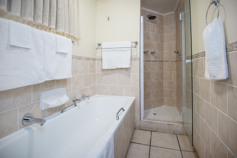 Bathroom 4, First Group La Cote D'Azur, Ugu