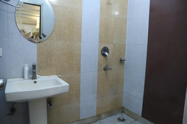 Bathroom 3, Airport Hotel Golden Jindal, Delhi