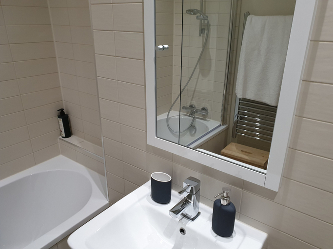 Bathroom, 2 Bedroom Central Stylish Flat, Leeds