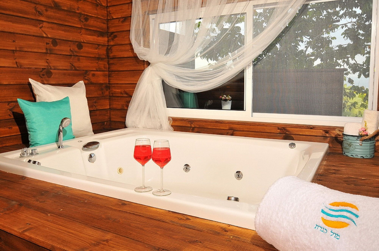 Bathroom 4, Mul Kineret Suites