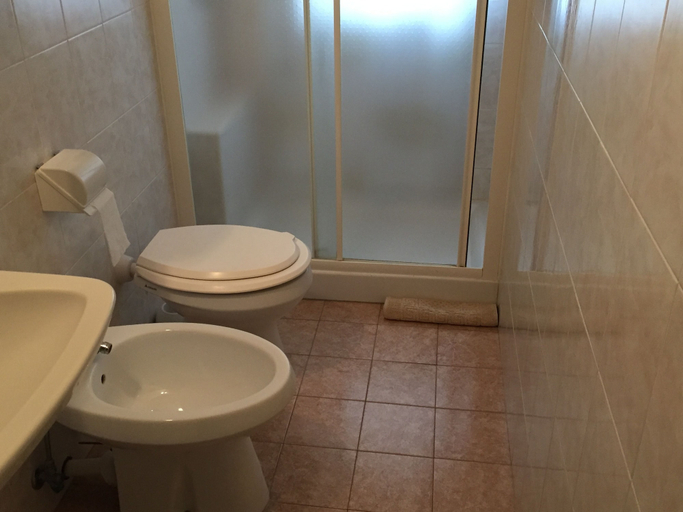 Bathroom 5, Hotel Nuova Doel, Venezia