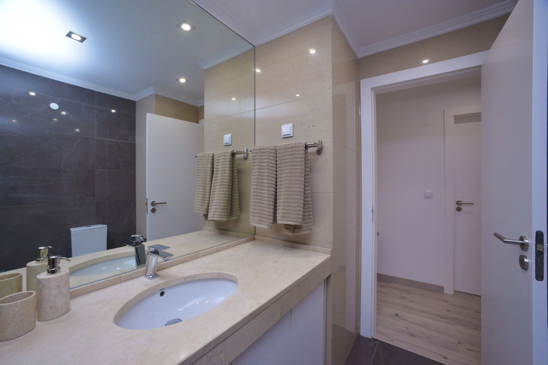 Bathroom 2, LxWay Apartments Tejo Luxury, Lisbon