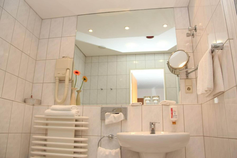 Bathroom 4, Hotel Ascania, Salzlandkreis